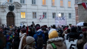 Menschenmenge vor dem Bildungsministerium in Wien