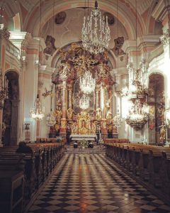 Eine leere, prunkvolle Kirche von innen