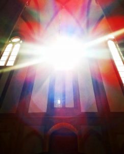 Helles Licht in einer Kirche