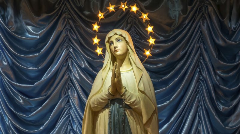 Eine betende Statue der heiligen Maria mit Sternenkranz um ihren Kopf