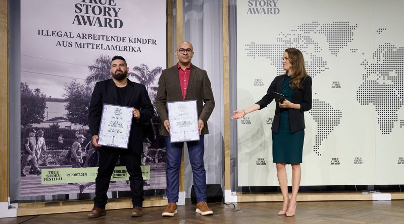 Zwei Gewinner des True Story Awards auf der Bühne mit der Moderatorin